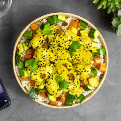 Pollo al curry con carote, zucchine e riso basmati