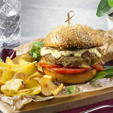 Burger vegetariano di scamorza affumicata e melanzane con cipolla caramellata e salsa steak