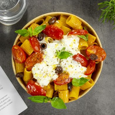 Mezze maniche fredde con datterini, stracciatella pugliese e basilico