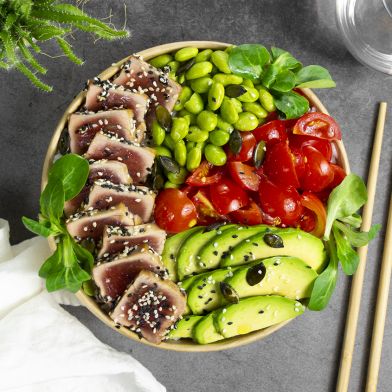 Tataki di tonno con avocado, pomodori, edamame e riso basmati bio a vapore