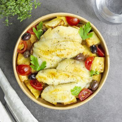 Filetto di San Pietro al forno con patate pomodorini e olive taggiasche