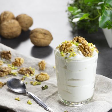 Yogurt greco artigianale light con miele, noci e granella di pistacchi
