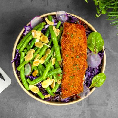 Persico in panour di paprika e mandorle con fagiolini, cavolo viola e riso venere biologico
