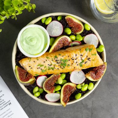 Trancio di salmone al forno con edamame, fichi e salsa al lime