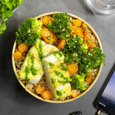 Merluzzo con salsa verde, broccoli, carote e farro biologico