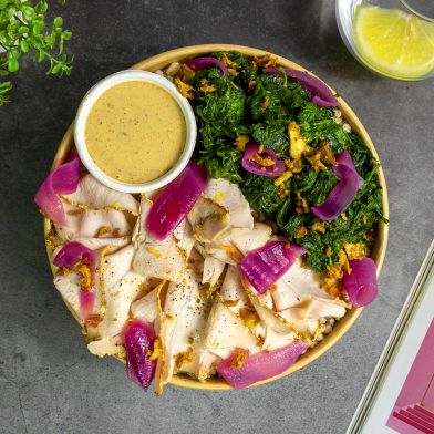 Tacchino tandoori con spinaci, cipolla in agrodolce e farro Bio al vapore