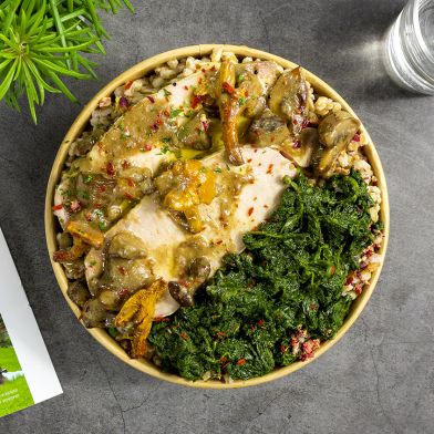 Scaloppina alla boscaiola con spinaci al vapore e farro bio