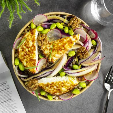Ricotta al forno con miele millefiori e paprika, radicchio rosso, edamame e farro bio al vapore