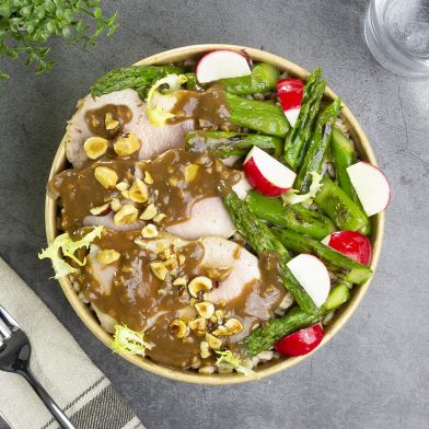 Lonza di maiale cotta a bassa temperatura con crema di nocciole, asparagi bolliti e farro bio