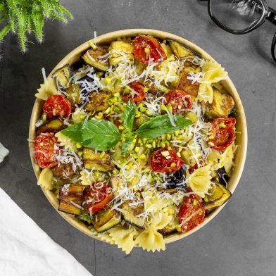 Farfalle fredde alla siciliana con melanzane, ricotta stagionata e granella di pistacchi