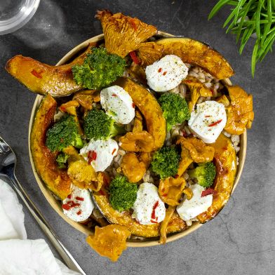 Farro bio con finferli e zucca cotti al forno, broccoli al vapore e caprino