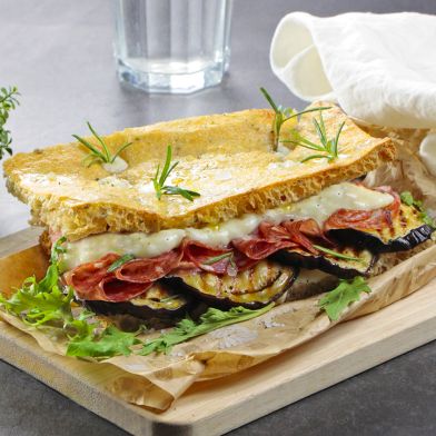 La focaccia con Finocchiona IGP, melanzane alla griglia e crema al pecorino