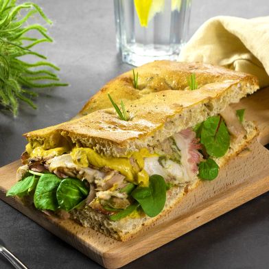 Focaccia farcita con porchetta homemade al coltello, senape e misticanza