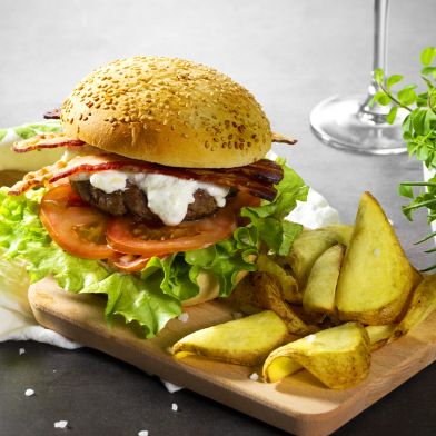 Burger di Sorana 160g con bacon croccante, pomodoro, stracciatella pugliese e patate dippers