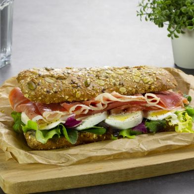 Ciabattina multisemi con crudo e mozzarella di bufala DOP