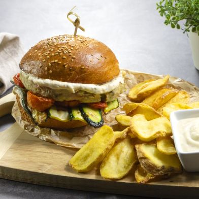 Burger di Ricciola 150g con zucchine grigliate, pomodori confit, salsa tartara e patate dippers