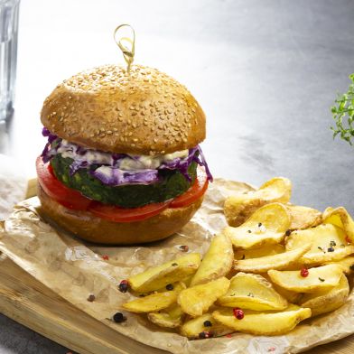 Burger Veggy di Spinaci 150g con cuore morbido di provolone, cavolo in agrodolce, salsa tartara e patate dippers