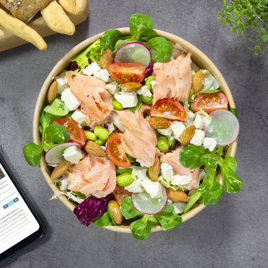 Insalatona con salmone, feta, edamame e pomodorini