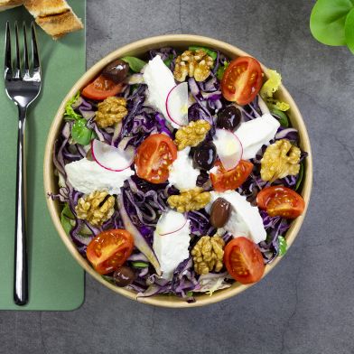 Insalatona con ricotta di capra, cavolo viola, noci e olive taggiasche