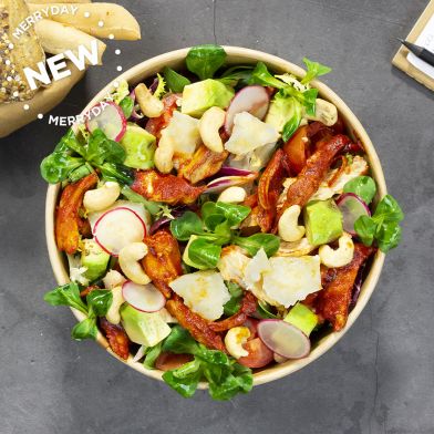Insalatona di pollo sfilacciato alla paprika, grana, avocado, pomodori