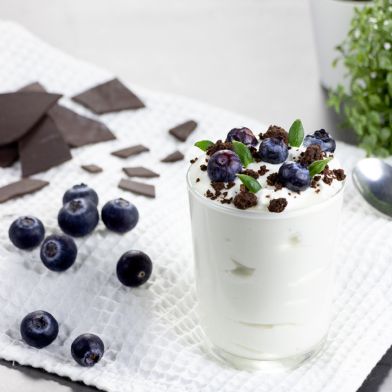 Yogurt greco artigianale light con mirtilli e crumble al cacao