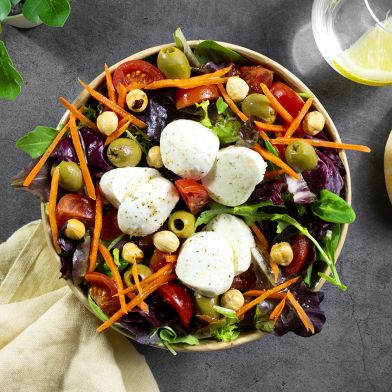 Insalatona Veggy con mozzarelline, olive verdi, carote e nocciole