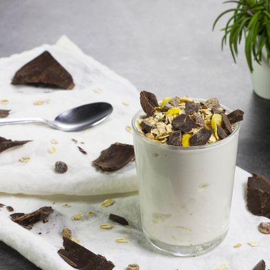 Yogurt greco artigianale light con muesli bio e cioccolato fondente