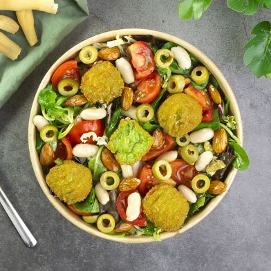 Insalatona con crocchette di spinaci, olive, pomodorini e mandorle