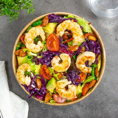 Insalatona con gamberi, cavolo cappuccio viola, avocado, pomodori ciliegino e mandorle