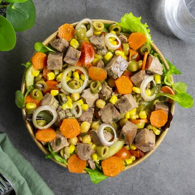 Insalatona beef stew Siciliana con mais, carote, olive, pomodori e cipolla