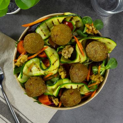 Insalatona con polpette di melanzane e scamorza affumicata