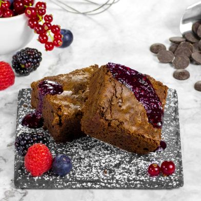 Brownies con coulis ai frutti di bosco