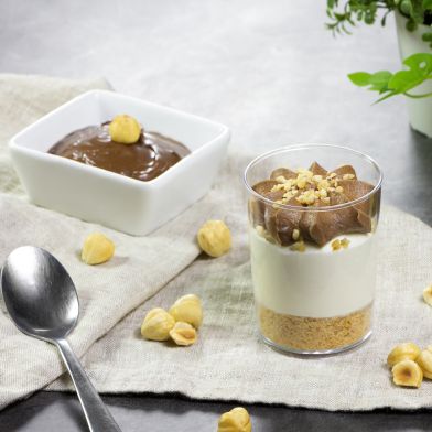 Bicchierino con cheesecake alla gianduia e granella di nocciole