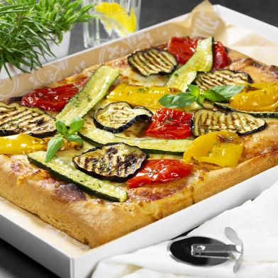 Teglia pizza alle verdure grigliate tagliata a fette