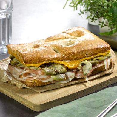 Focaccia farcita: pancetta, carciofi e cheddar