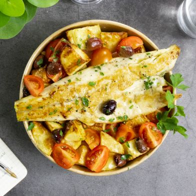 Filetto di branzino al forno con patate, pomodorini e olive