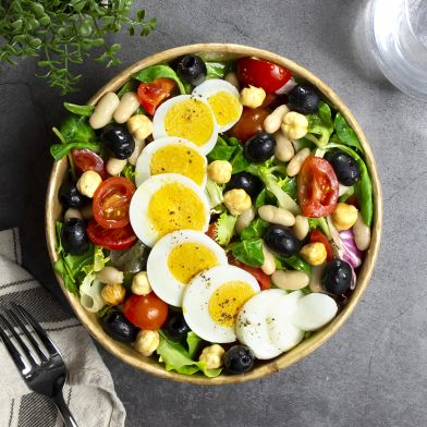 Insalatona Veggy con uova, olive nere, fagioli canellini al vapore e semi di zucca e girasole
