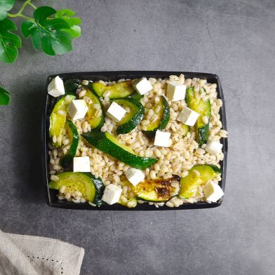 SMART Orzo bio al vapore con zucchine spadellate e feta greca Dop