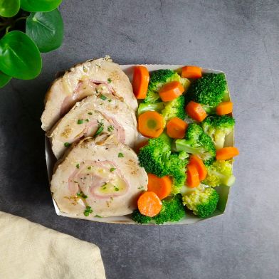 SMART Arrosto di maiale ripieno di posciutto e emmenthal con carote e broccoli