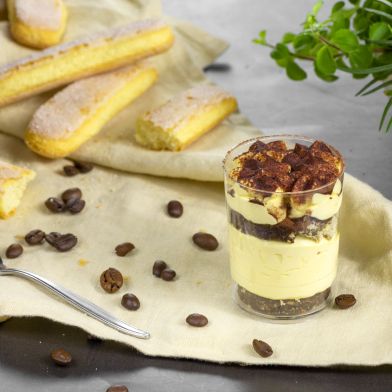 Bicchierino di tiramisù con savoiardi, caffè e cacao