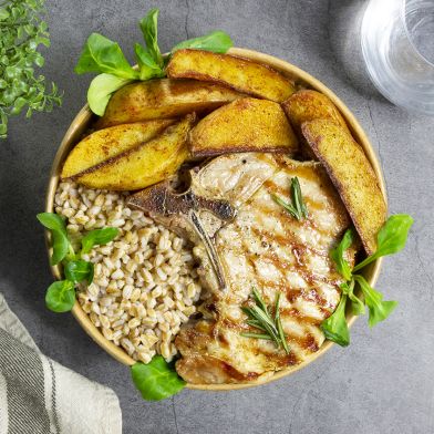 Braciola di maiale con patate al profumo di paprika e farro biologico al vapore