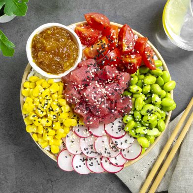 Poke al tonno con pomodorini, edamame, mais e riso basmati Bio