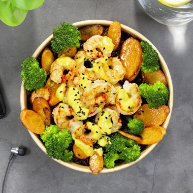 Gamberoni con salsa al curry verdure croccanti e riso venere bio