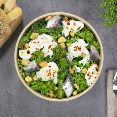 Orzo con friarielli, stracciatella, sarde e crumble di acciughe