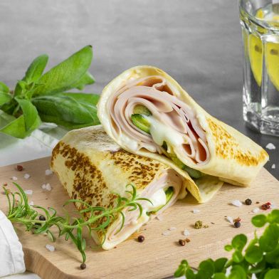 Wrap tacchino al forno con zucchine alla griglia e stracchino