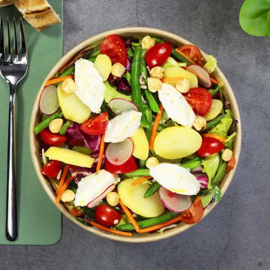 Insalatona con formaggio caprino, patate al vapore, fagiolini e nocciole