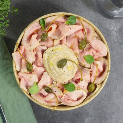 Vitello tonnato homemade con fiori di cappero