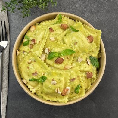 Tortelli bufala, pomodoro e basilico con crema al pesto genovese
