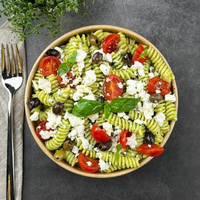 Fusilli freddi con pesto di zucchine, feta, pomodorini e olive taggiasche