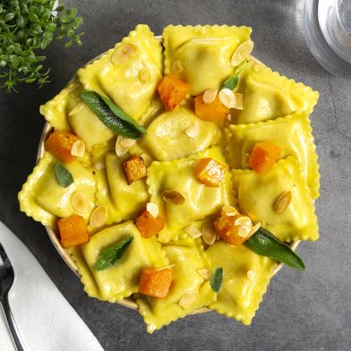 Tortelli con doppia zucca, burro, salvia e lamelle di mandorle